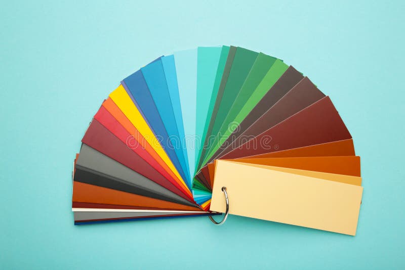 Catalogue papier coloré de palettes de carton sur fond bleu. Vue de dessus