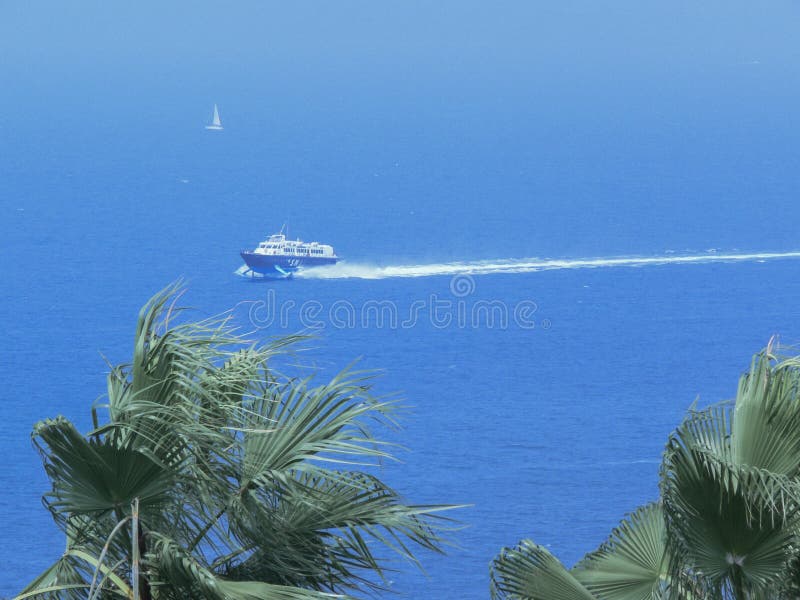 Catamaran aan Ischia eiland mediterraan Italië royalty-vrije stock foto Catamaran aan Ischia eiland mediterraan Italië royalty-vrije stock foto
