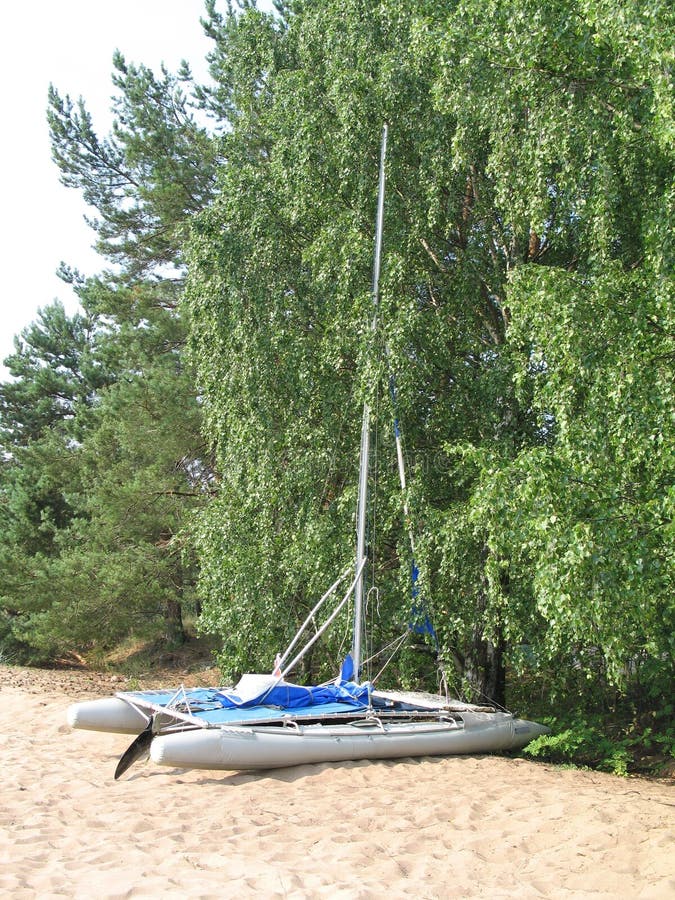 Catamaran op het strand stock foto's Catamaran op het strand stock foto's