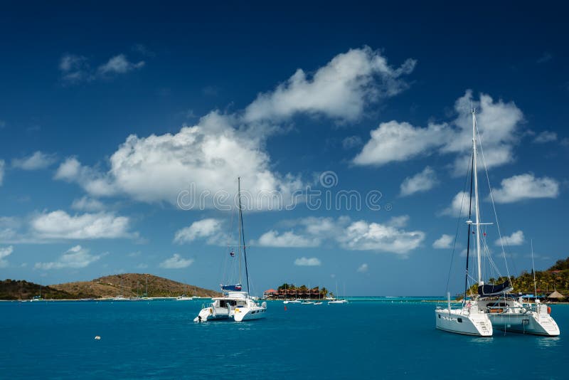 Catamaranes en aguas tropicales de la turquesa en British Virgin Islands