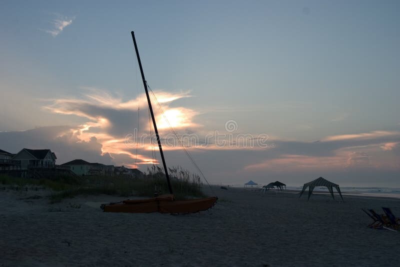 Catamarano sulla spiaggia, alba fotografie stock libere da diritti