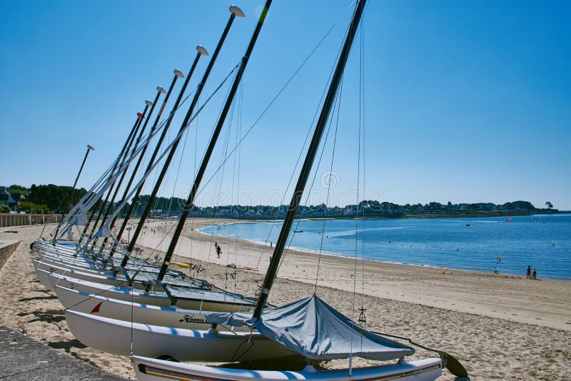 Catamarans van een varende school bij Benodet-strand royalty-vrije stock afbeelding Catamarans van een varende school bij Benodet-strand royalty-vrije stock afbeelding