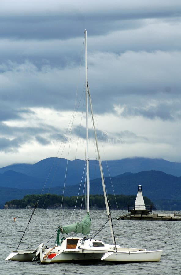 Catamarán vacío que flota en el lago Champlain en Burlington, Vermont, los E.E.U.U. foto de archivo Catamarán vacío que flota en el lago Champlain en Burlington, Vermont, los E.E.U.U. foto de archivo
