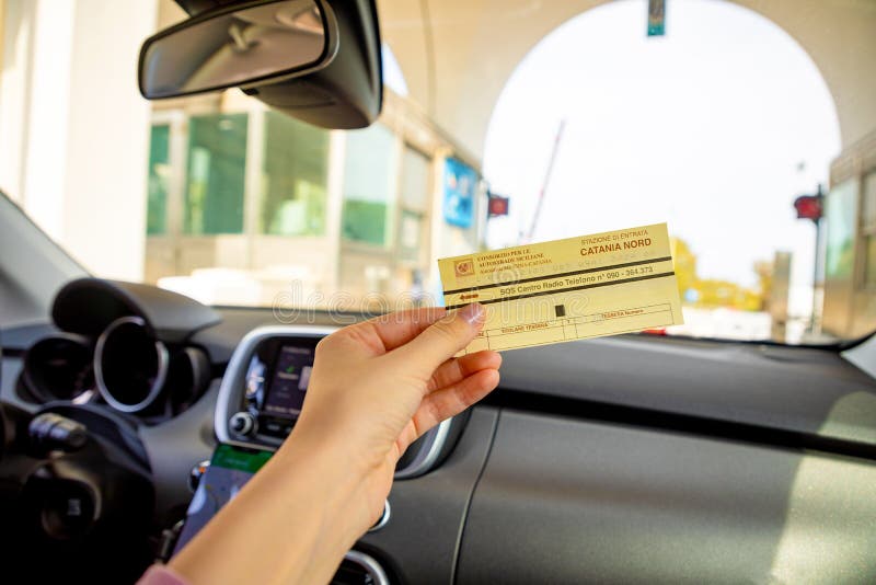 Catania, Italia - 8 02 2019: Boleto a disposición en el coche en la puerta a la carretera de peaje, Italia imágenes de archivo libres de regalías Catania, Italia - 8 02 2019: Boleto a disposición en el coche en la puerta a la carretera de peaje, Italia imágenes de archivo libres de regalías