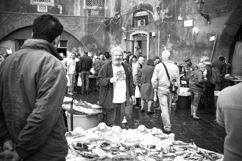 Catania, pescador italiano no mercado de peixes foto de stock Catania, pescador italiano no mercado de peixes foto de stock