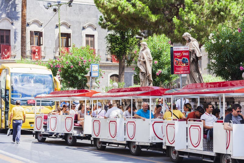 Catania, Sicily, Italy – august 16, 2018: tourists going to the bus tour to see the city sights royalty free stock images Catania, Sicily, Italy – august 16, 2018: tourists going to the bus tour to see the city sights royalty free stock images