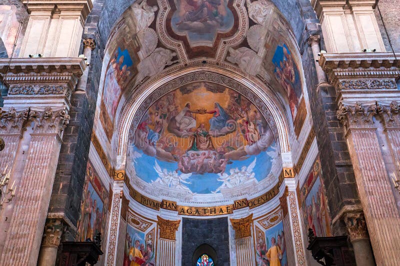 CATANIA, SIZILIEN, ITALIEN, AM 10. JUNI 2018: Innenraum und Freskos von Basilika della collegiata Kirche am 10. Juni 2018 in Cata lizenzfreies stockbild CATANIA, SIZILIEN, ITALIEN, AM 10. JUNI 2018: Innenraum und Freskos von Basilika della collegiata Kirche am 10. Juni 2018 in Cata lizenzfreies stockbild
