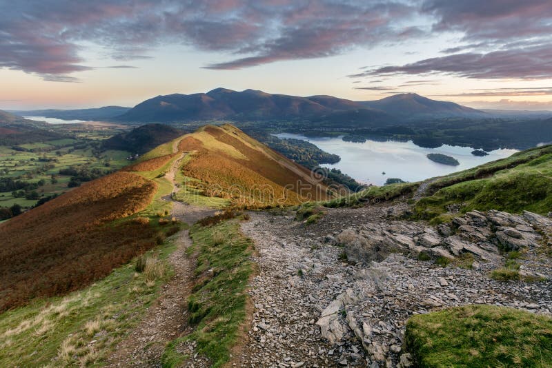 Catbells soluppgång, Keswick, sjöområde, UK royaltyfri fotografi Catbells soluppgång, Keswick, sjöområde, UK royaltyfri fotografi
