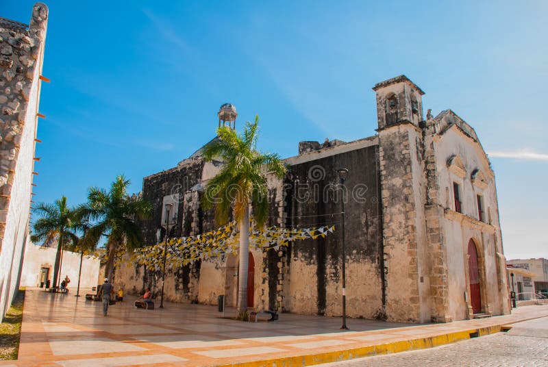 Catedral antigua Iglesia católica en fondo del cielo azul San Francisco de Campeche, México fotos de archivo libres de regalías
