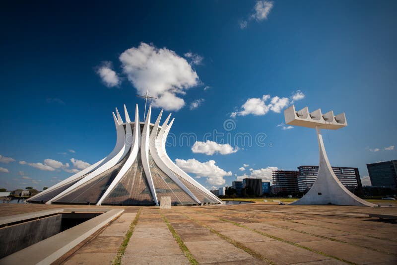 Catedral brasileira no distrito federal de Brasília imagens de stock royalty free Catedral brasileira no distrito federal de Brasília imagens de stock royalty free