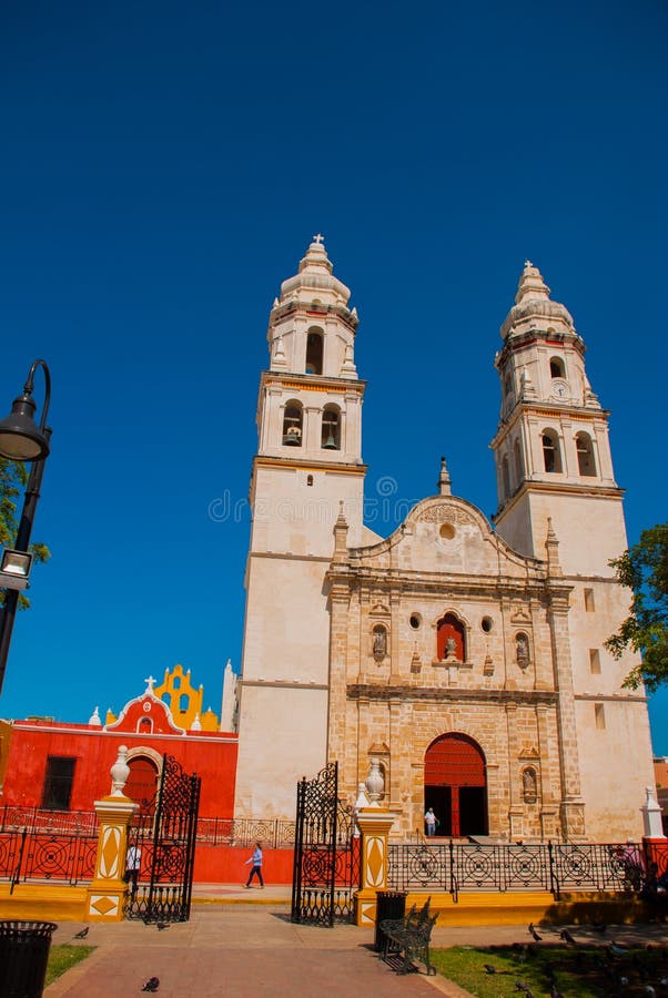 Catedral, Campeche, México: Plaza de la Independencia, en Campeche, ciudad vieja del ` s de México de San Francisco de Campeche foto de archivo