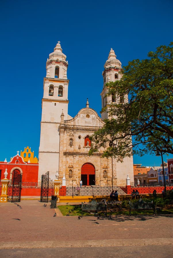Catedral, Campeche, México: Plaza de la Independencia, en Campeche, ciudad vieja del ` s de México de San Francisco de Campeche fotografía de archivo