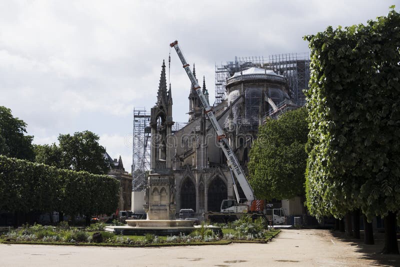 Catedral católica medieval después del fuego, vista posterior del Notre-Dame de Paris Trabajo de renovaci?n imágenes de archivo libres de regalías Catedral católica medieval después del fuego, vista posterior del Notre-Dame de Paris Trabajo de renovaci?n imágenes de archivo libres de regalías