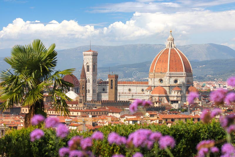 Catedral con las flores, Italia de Florencia imagen de archivo Catedral con las flores, Italia de Florencia imagen de archivo