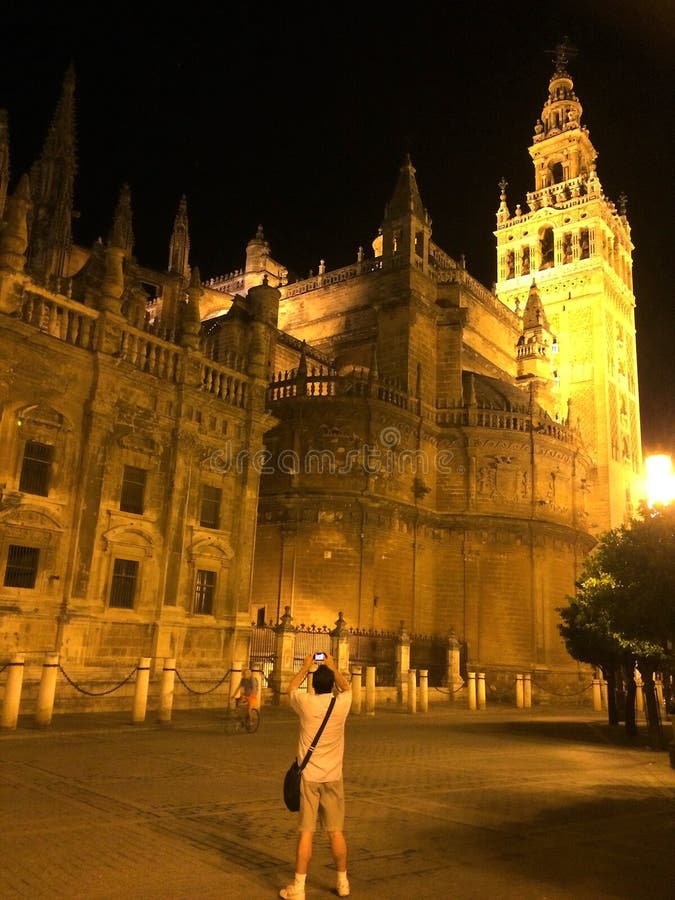 Catedral De cathédrale de Séville, Séville, Espagne - lumières de nuit image libre de droits Catedral De cathédrale de Séville, Séville, Espagne - lumières de nuit image libre de droits