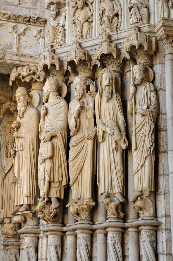 Catedral de Chartres, estátuas no patamar fotografia de stock Catedral de Chartres, estátuas no patamar fotografia de stock