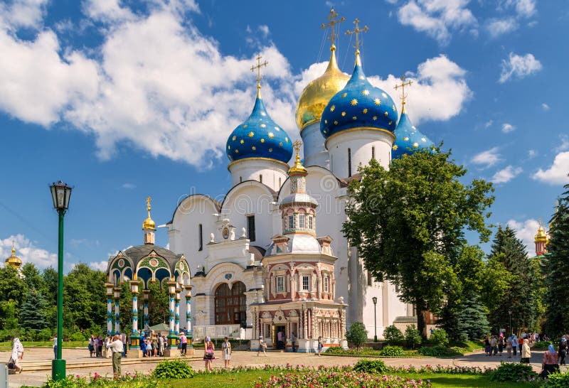 Catedral de la suposición en Sergiyev Posad cerca de Moscú imagen de archivo Catedral de la suposición en Sergiyev Posad cerca de Moscú imagen de archivo