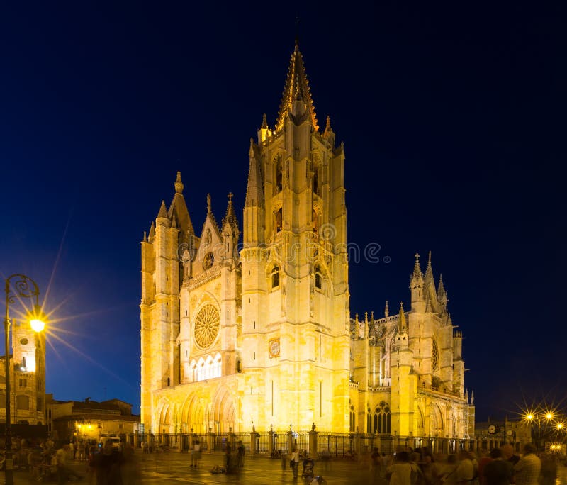 Catedral de León en noche fotografía de archivo Catedral de León en noche fotografía de archivo