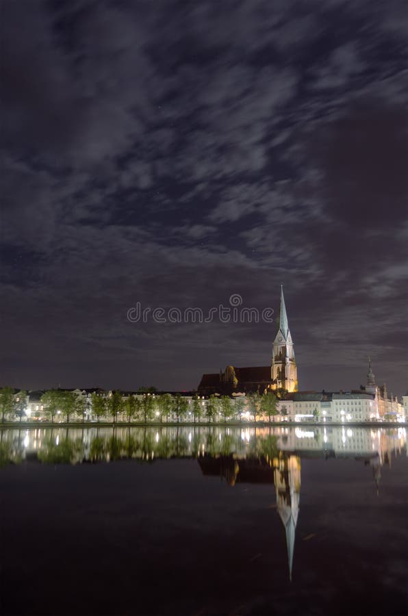 Catedral de Schwerin na noite imagens de stock Catedral de Schwerin na noite imagens de stock