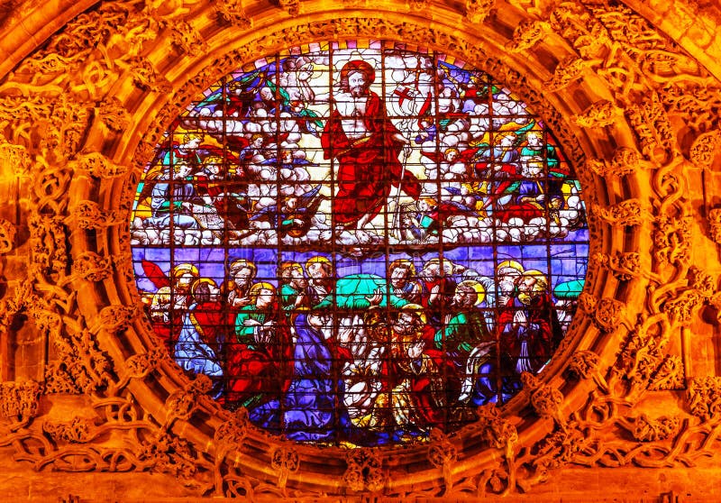 Catedral de Sevilha do vitral da ascensão de Cristo imagem de stock Catedral de Sevilha do vitral da ascensão de Cristo imagem de stock
