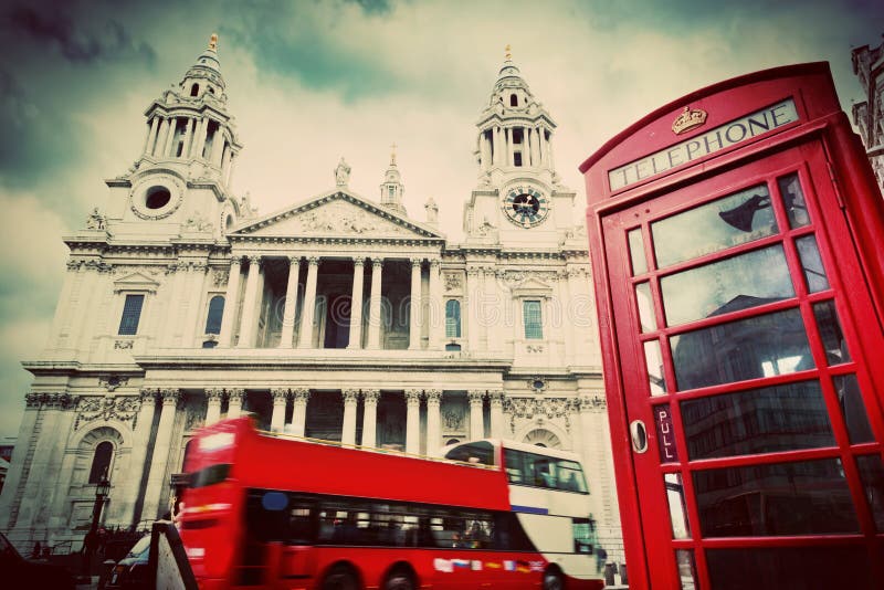 A catedral de St Paul, ônibus vermelho, cabine de telefone. Londres fotografia de stock royalty free A catedral de St Paul, ônibus vermelho, cabine de telefone. Londres fotografia de stock royalty free