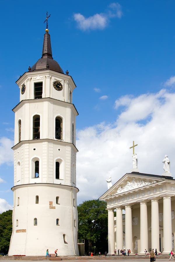 Catedral de Vilnius y torre del campanario de una iglesia