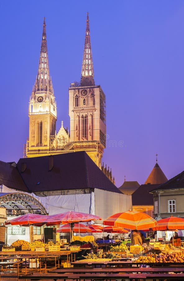 Catedral de Zagreb do mercado de Dolac foto de stock Catedral de Zagreb do mercado de Dolac foto de stock