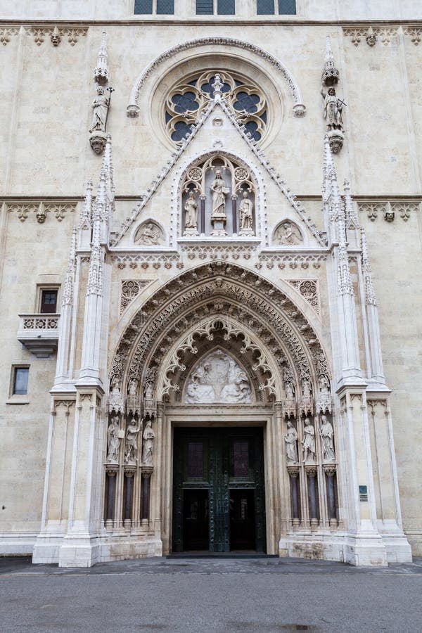 Catedral de Zagreb en Kaptol, Croacia Entrada a la iglesia fotos de archivo Catedral de Zagreb en Kaptol, Croacia Entrada a la iglesia fotos de archivo