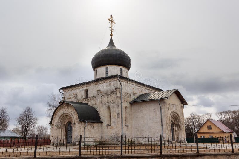 Catedral del ` s de San Jorge en Yuryev-Polsky, siglo XIII, el anillo de oro de Rusia foto de archivo libre de regalías Catedral del ` s de San Jorge en Yuryev-Polsky, siglo XIII, el anillo de oro de Rusia foto de archivo libre de regalías
