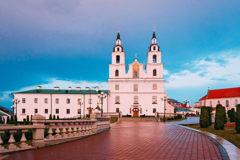 Catedral do Espírito Santo em Minsk, Bielorrússia na luz do rosa do por do sol fotos de stock Catedral do Espírito Santo em Minsk, Bielorrússia na luz do rosa do por do sol fotos de stock