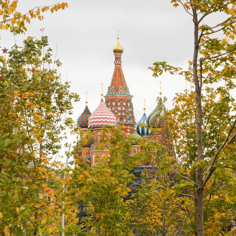Catedral do ` s da manjericão do St no quadrado vermelho em Moscou, Rússia Autumn Landscape imagens de stock Catedral do ` s da manjericão do St no quadrado vermelho em Moscou, Rússia Autumn Landscape imagens de stock