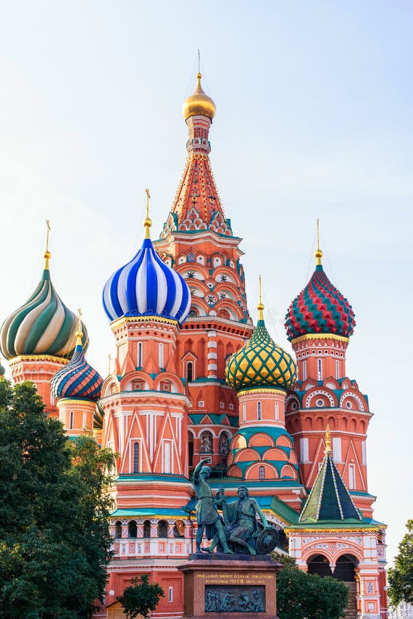 Catedral do ` s da manjericão do St no quadrado vermelho em Moscou no sol da manhã imagens de stock royalty free Catedral do ` s da manjericão do St no quadrado vermelho em Moscou no sol da manhã imagens de stock royalty free