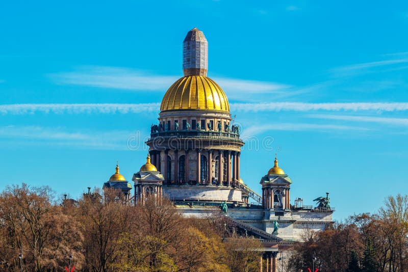 Catedral do ` s do St Isaac em St Petersburg, em um dia ensolarado imagem de stock Catedral do ` s do St Isaac em St Petersburg, em um dia ensolarado imagem de stock