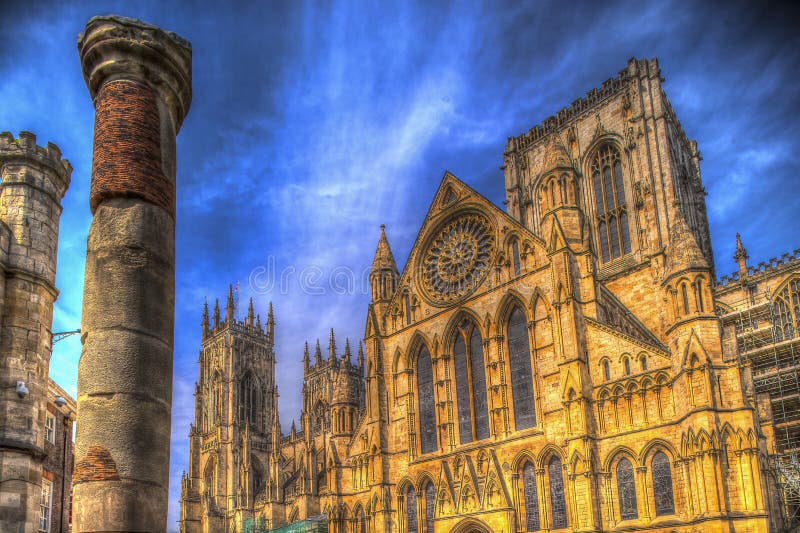 Catedral e Roman Column da igreja de York imagem de stock royalty free