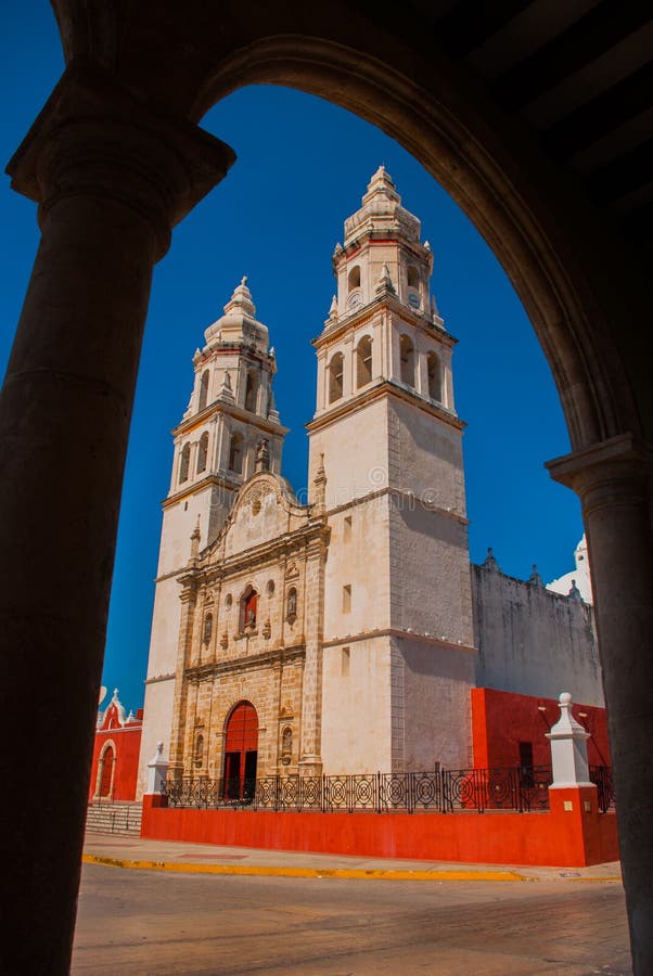 Catedral en Campeche, México visto a través de un arco de piedra fotos de archivo libres de regalías Catedral en Campeche, México visto a través de un arco de piedra fotos de archivo libres de regalías