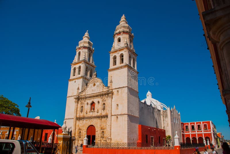 Catedral en el fondo del cielo azul San Francisco de Campeche, México fotografía de archivo