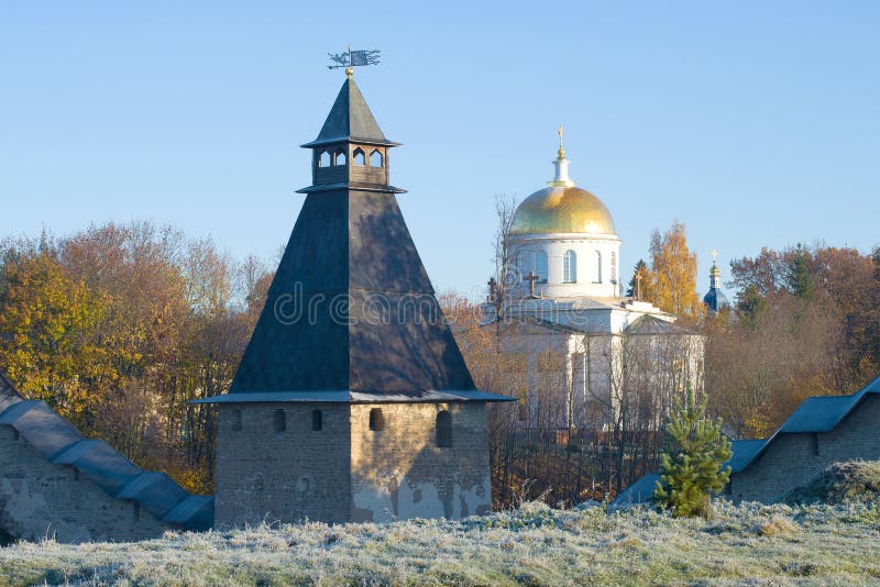 Catedral en honor del arcángel Michael del monasterio de Pskov-Pechersky en un día soleado de octubre Pechory, Rusia imagenes de archivo Catedral en honor del arcángel Michael del monasterio de Pskov-Pechersky en un día soleado de octubre Pechory, Rusia imagenes de archivo