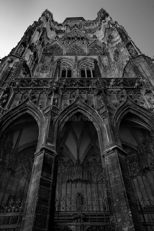 Catedral gótico velha no tiro preto e branco dramático imagens de stock royalty free Catedral gótico velha no tiro preto e branco dramático imagens de stock royalty free
