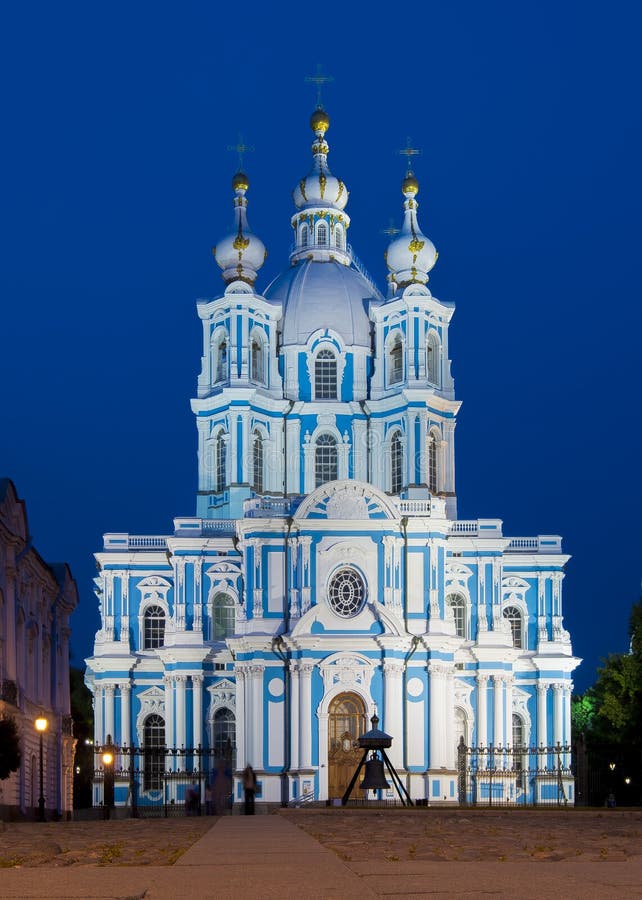 Catedral na noite, St Petersburg de Smolny, Rússia fotografia de stock Catedral na noite, St Petersburg de Smolny, Rússia fotografia de stock