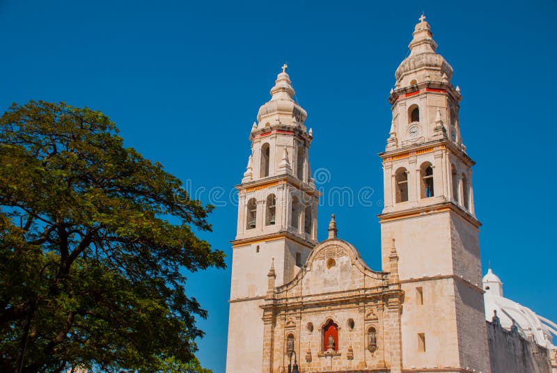 Catedral no fundo do céu azul San Francisco de Campeche, México fotografia de stock Catedral no fundo do céu azul San Francisco de Campeche, México fotografia de stock