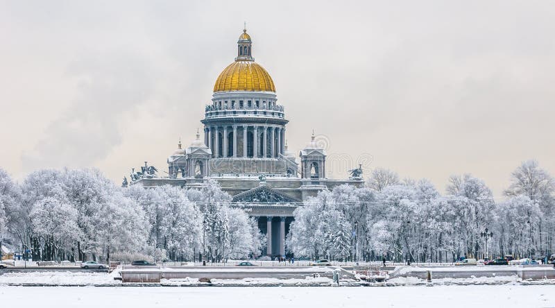 Catedral no inverno, St Petersburg do ` s de Isaac de Saint, Rússia