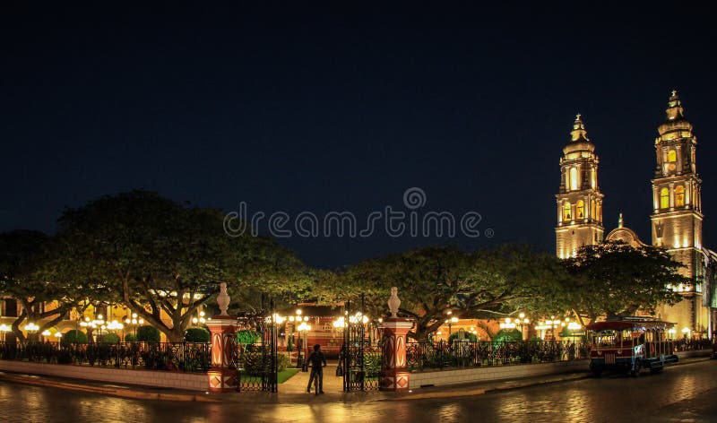 Catedral y Central Park franciscanos de Campeche por noche, Campeche, México fotografía de archivo libre de regalías