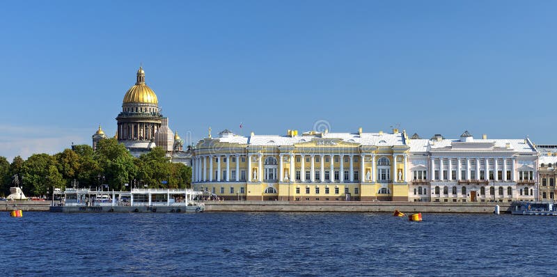 Catedral y el edificio del senado y del sínodo, St Petersburg del St Isaac imagenes de archivo Catedral y el edificio del senado y del sínodo, St Petersburg del St Isaac imagenes de archivo