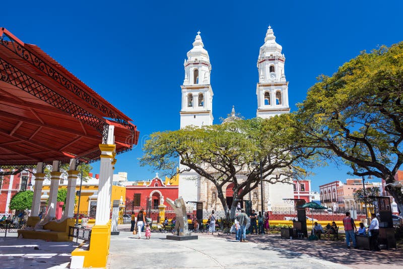 Catedral y plaza en Campeche, México imagenes de archivo
