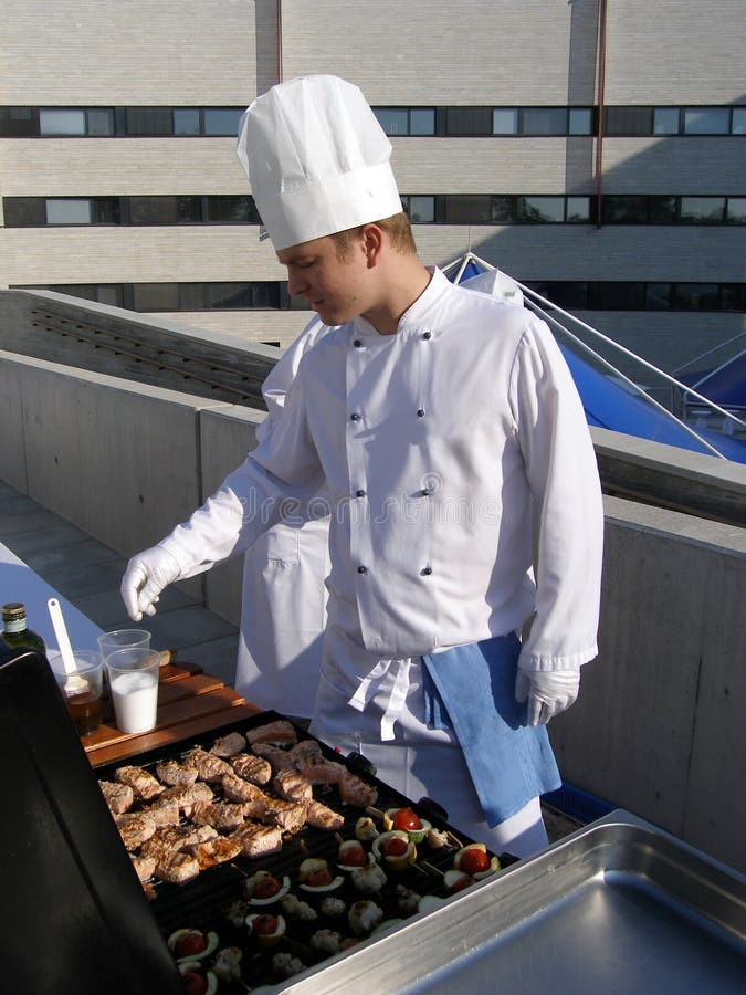 Fornitura evento cuoco è un cucinando salmone un verdure.