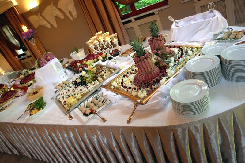 Mesa lleno comida a sobre el recepción de la boda.