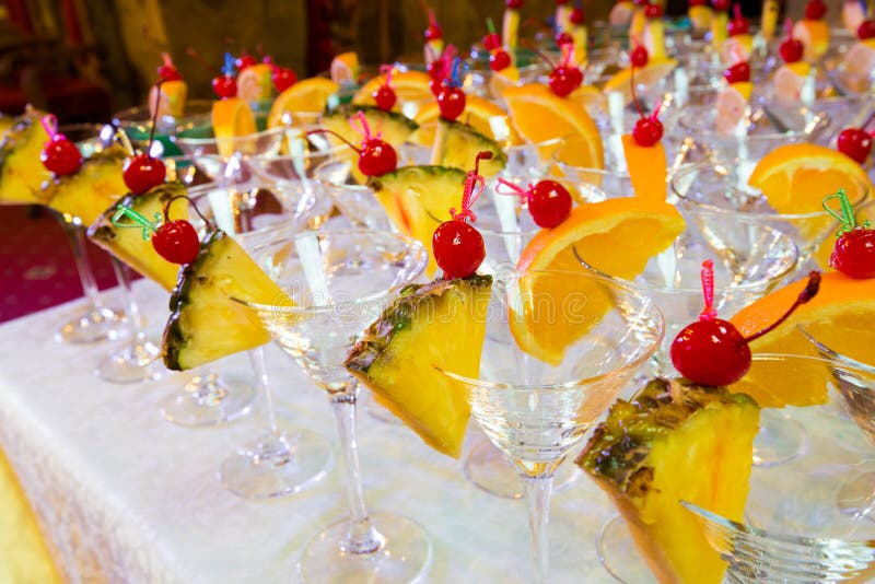 Catering - opróżnia dekorujących koktajli/lów szkła przygotowywających dla nalewać obraz royalty free Catering - opróżnia dekorujących koktajli/lów szkła przygotowywających dla nalewać obraz royalty free