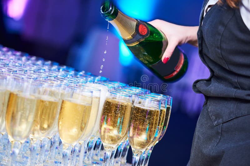Catering przy partyjnym wydarzeniem Kelnerki dolewania wina szkła w restauraci obraz stock