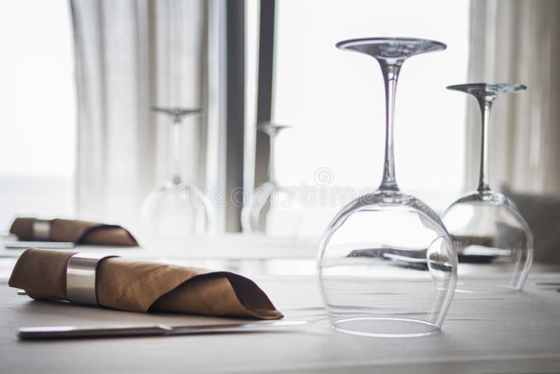 Catering table set service with silverware, napkin and glassware at restaurant. shot against window royalty free stock images Catering table set service with silverware, napkin and glassware at restaurant. shot against window royalty free stock images