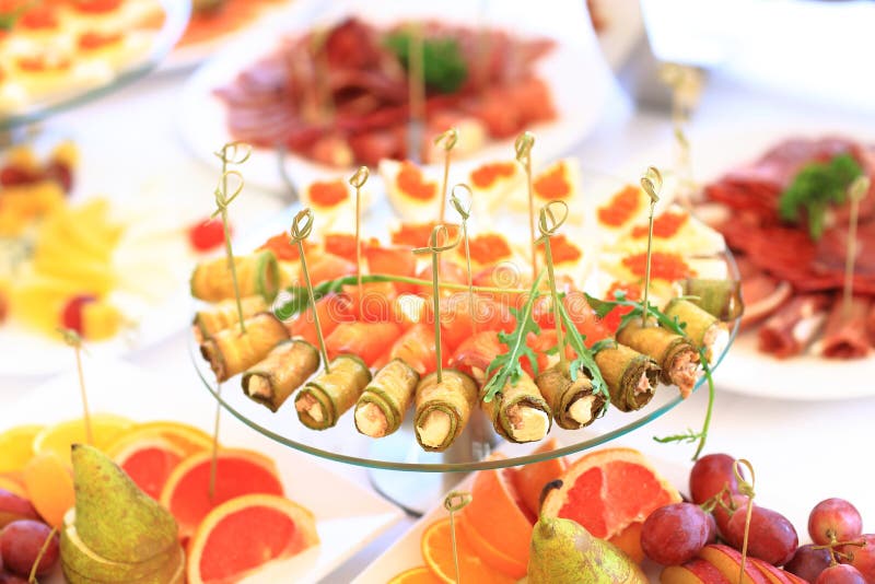 Obsługa stołu cateringowego ze sztućcami obraz stock